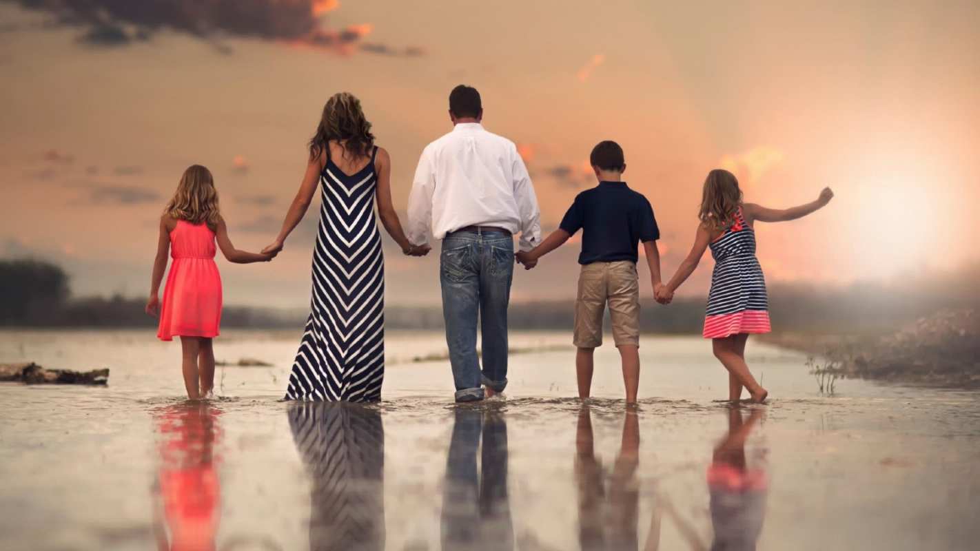 Открытка семья гуляет по морю  с днем семьи   happy family day 